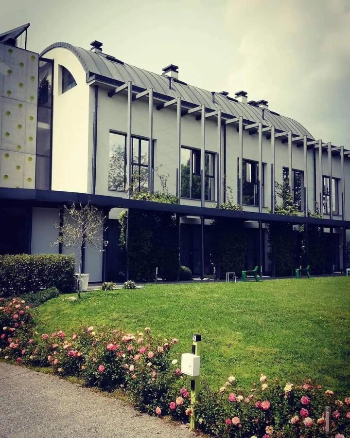 Mxp Rooms Guest House Cardano Al Campo Bagian luar foto