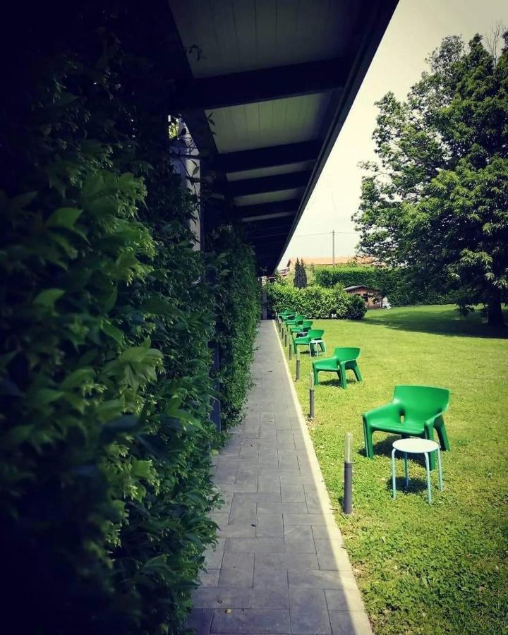 Mxp Rooms Guest House Cardano Al Campo Bagian luar foto