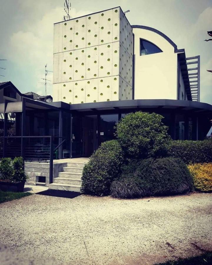 Mxp Rooms Guest House Cardano Al Campo Bagian luar foto