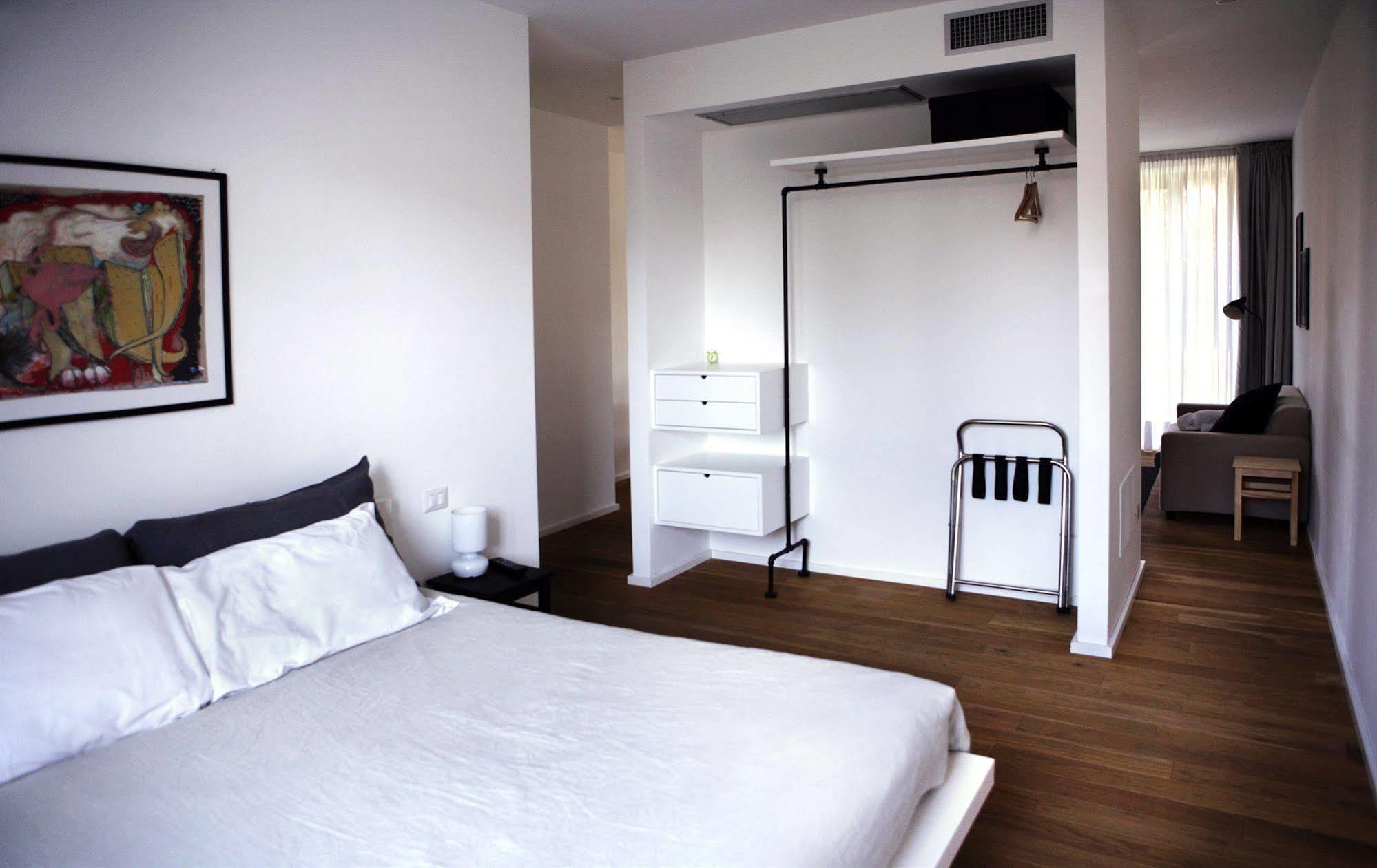 Mxp Rooms Guest House Cardano Al Campo Bagian luar foto